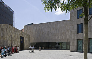 Jüdisches Museum München am Jakobsplatz, daneben die Synagoge und Gemeindezentrum bei schöne Wetter, Foto: Franz Kimmel