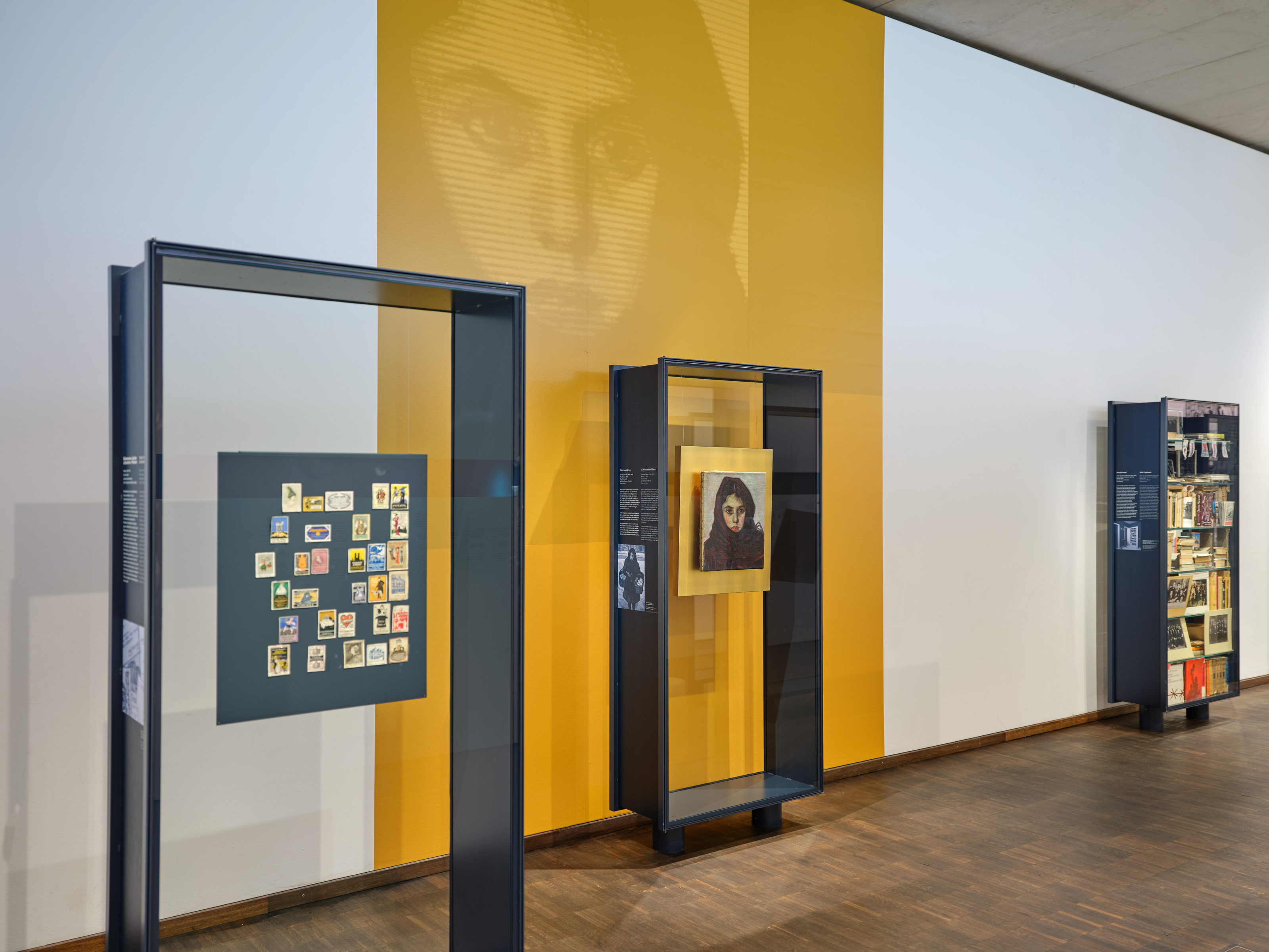 Exhibition view with study for the painting "Der Eltern Stütze", Stanislaus Bender, before 1919, reference in the permanent exhibition with yellow blow-up on the wall, photo: Eva Jünger, © Jüdisches Museum München 