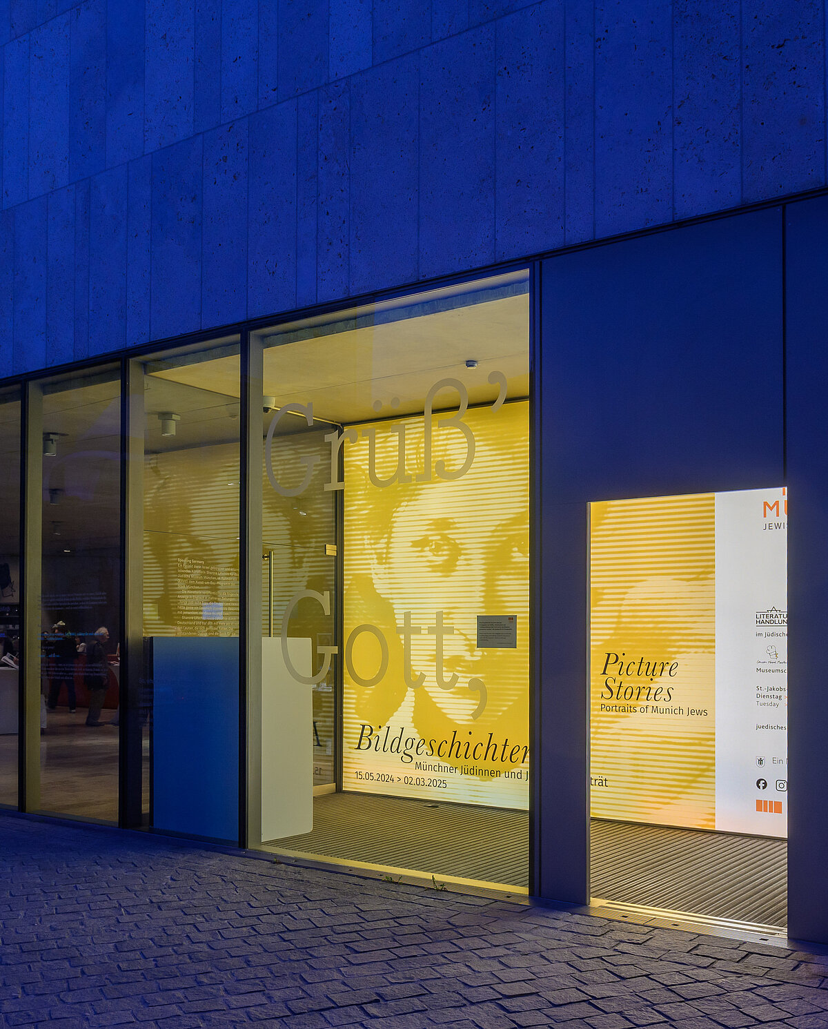 Lange Nacht der Münchner Museen im Jüdischen Museum München, Eingang mit Leuchtwand zur Ausstellung "Bildgeschichten", Foto: Daniel Schvarcz