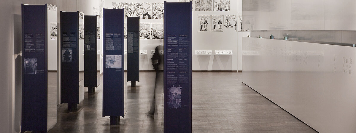 Ein Besucher bewegt sich durch die Installation "Dinge" in der Dauerausstellung