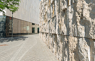 Fassade des Jüdischen Museums München, rechts daneben Synagoge Ohel Jakob, Foto: Daniel Schvarcz 