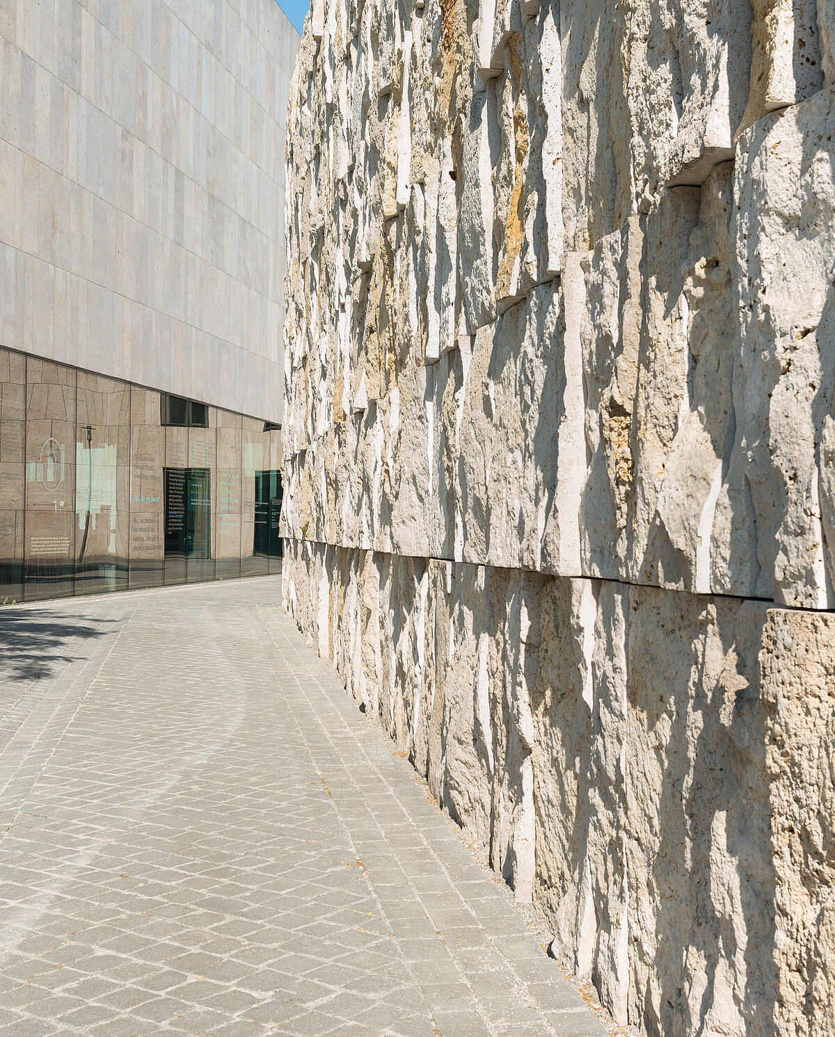Fassade des Jüdischen Museums München, rechts daneben Synagoge Ohel Jakob, Foto: Daniel Schvarcz 