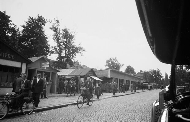 Geschäfte auf der Möhlstraße, aus einem Polizeiauto aufgenommen, am 30. Juni 1949 DE-1992-FS-NK-STL-0029 / Stadtarchiv München