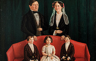 Porträt Familie Lippschütz auf einem roten Sofa sitzend drei Kinder, dahinter stehend die Eltern, Künstler unbekannt, Hürben, um 1855, Foto: Franz Kimmel, Jüdisches Museum München