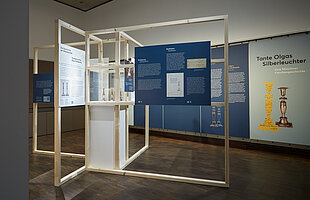 Blick in die Ausstellung "Tante Olgas Silberleuchter. Eine Münchner Familiengeschichte" mit Silberleuchtern, Foto: Eva Jünger 