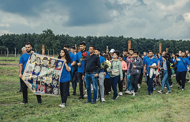Oliver Mako: Roma-Jugendgruppe „Dikh He Na Bister“ in der KZ-Gedenkstätte Auschwitz, 2021