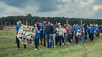 Oliver Mako: Roma-Jugendgruppe „Dikh He Na Bister“ in der KZ-Gedenkstätte Auschwitz, 2021