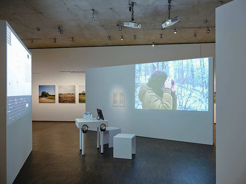 Chana Freundlich: Deutsches Judentum ist eine Packung Matzemehl, Installationsansicht, Foto: Eva Jünger Blick in die Ausstellung "Die Dritte Generation" mit Chana Freundlichs Videoinstallation "Deutsches Judentum ist eine Packung Matzemehl"