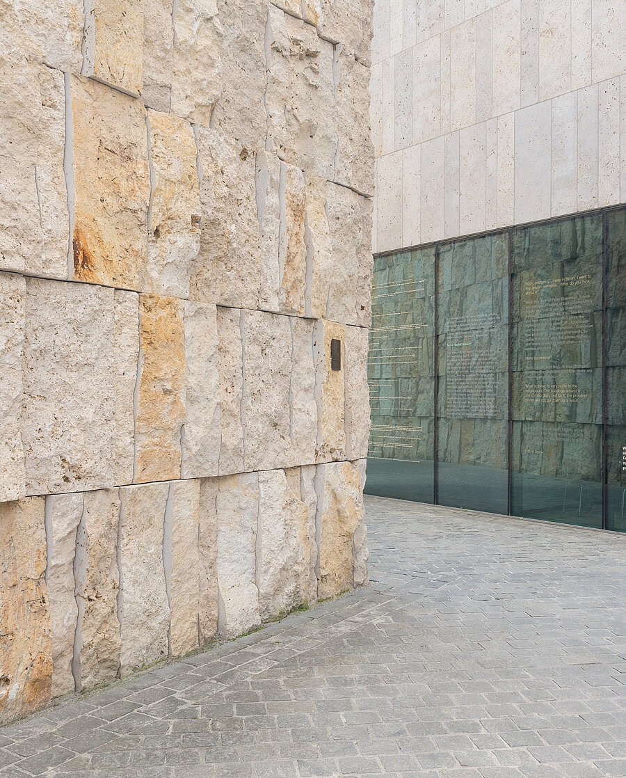 Anschnitt Außenfassade der Synagoge Ohel Jakob und des Jüdischen Museums München 