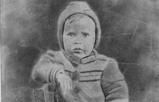 Schwarzweißfoto vom einjährigen Beno Salamander auf einem Stuhl stehend mit Mütze, Mary/ Turkmenistan, Januar 1945 © privat 